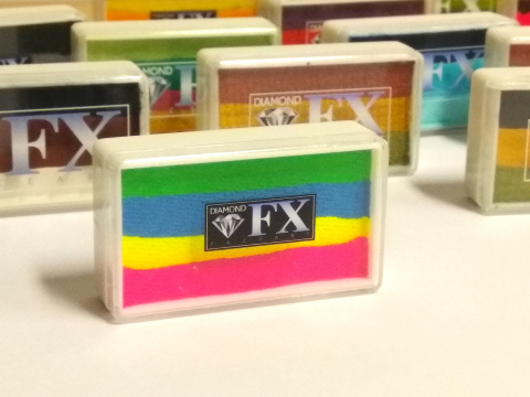 Farba do malowania twarzy i ciała Diamond FX Split Cake 28 g NEON RAINBOW Farba do malowania twarzy i ciała Diamond FX Split Cake 28 g NEON RAINBOW